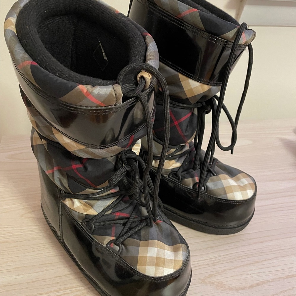 Burberry Moon Boots, size 6.5